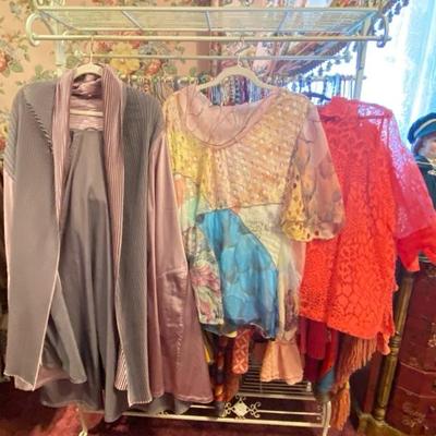 Clothing w/ Decorative Rack 60-80 pieces of Women's size L - 2XL Fashion Brands
