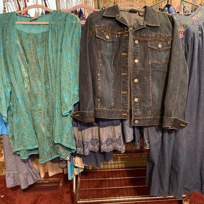 Clothing w/ Utility rack 60-80 pieces of Womens size L - 2xl Fashion Brands