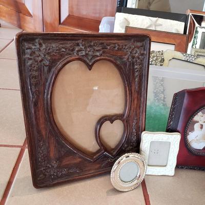 LOT 304D: Large Assortment of Beautiful New Frames