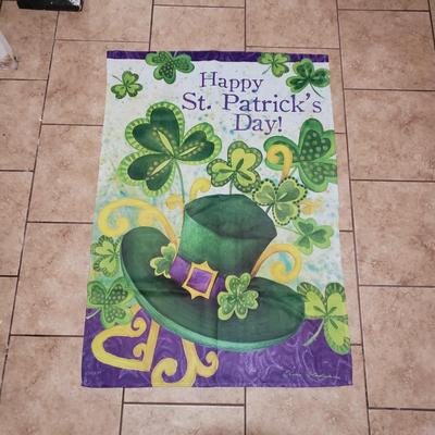LOT 307B: Outdoor Decor; 8 Slate Wall Hangings, 7 Outdoor Seasonal Flags, 6 Assorted Throw Rugs