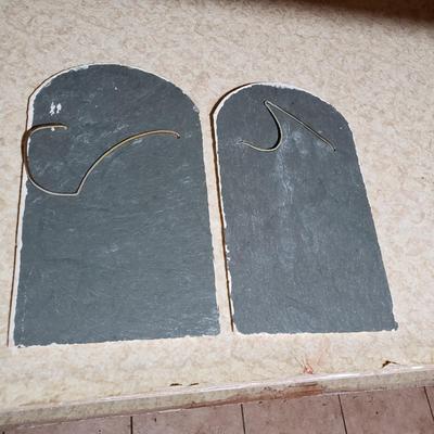 LOT 307B: Outdoor Decor; 8 Slate Wall Hangings, 7 Outdoor Seasonal Flags, 6 Assorted Throw Rugs