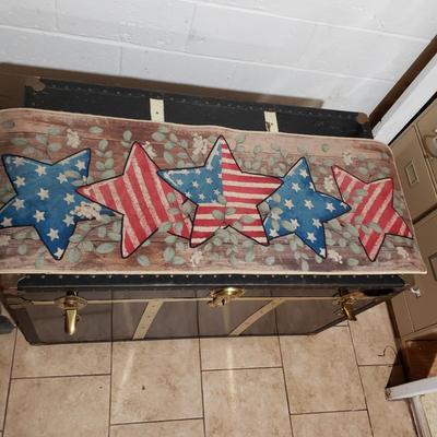 LOT 307B: Outdoor Decor; 8 Slate Wall Hangings, 7 Outdoor Seasonal Flags, 6 Assorted Throw Rugs