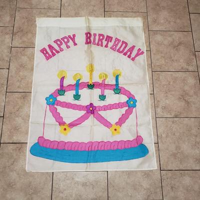 LOT 307B: Outdoor Decor; 8 Slate Wall Hangings, 7 Outdoor Seasonal Flags, 6 Assorted Throw Rugs
