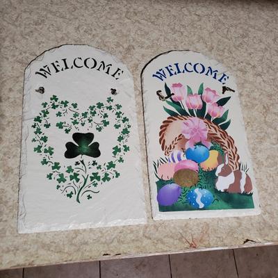 LOT 307B: Outdoor Decor; 8 Slate Wall Hangings, 7 Outdoor Seasonal Flags, 6 Assorted Throw Rugs