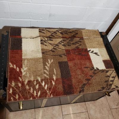 LOT 307B: Outdoor Decor; 8 Slate Wall Hangings, 7 Outdoor Seasonal Flags, 6 Assorted Throw Rugs