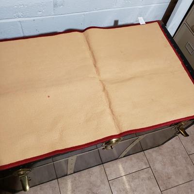 LOT 307B: Outdoor Decor; 8 Slate Wall Hangings, 7 Outdoor Seasonal Flags, 6 Assorted Throw Rugs