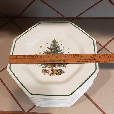LOT 308K: Vintage Christmastime Tableware Plate and Bowl Sets Nikko Japan