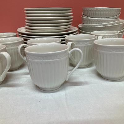 Sale Photo Thumbnail #70: Set includes 9 dinner plates, 8 salad plates, 8 saucers, 8 cups, 3 large bowls, 4 small bowls.... and a BONUS of 6 vintage snack plates