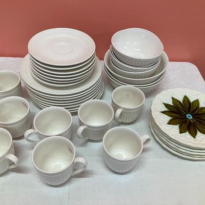 Sale Photo Thumbnail #68: Set includes 9 dinner plates, 8 salad plates, 8 saucers, 8 cups, 3 large bowls, 4 small bowls.... and a BONUS of 6 vintage snack plates