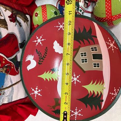 Sale Photo Thumbnail #153: Grouping of Christmas items including: a santa pillow, 2 wooden decorative bowls and a set of 6 fabric ornaments