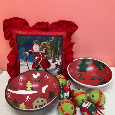 Sale Photo Thumbnail #150: Grouping of Christmas items including: a santa pillow, 2 wooden decorative bowls and a set of 6 fabric ornaments