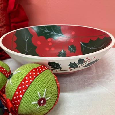 Sale Photo Thumbnail #152: Grouping of Christmas items including: a santa pillow, 2 wooden decorative bowls and a set of 6 fabric ornaments