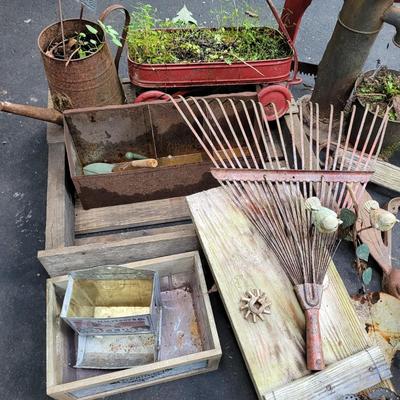 Rustic Metal and Wood Yard Art (S-EL)