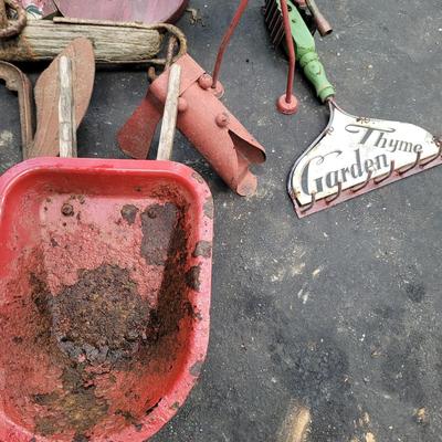 Rustic Metal and Wood Yard Art (S-EL)