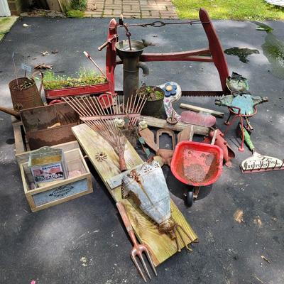Rustic Metal and Wood Yard Art (S-EL)