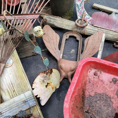 Rustic Metal and Wood Yard Art (S-EL)
