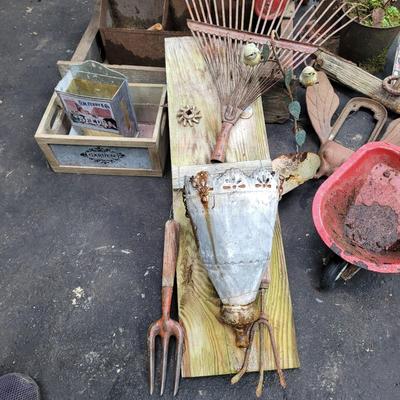 Rustic Metal and Wood Yard Art (S-EL)