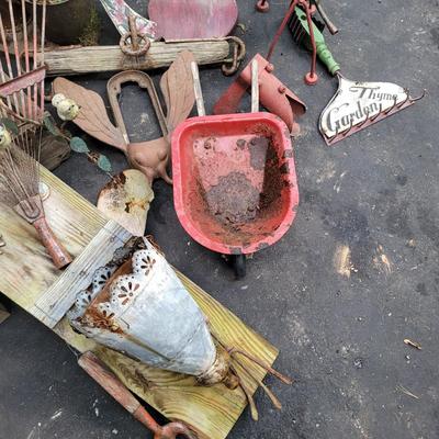 Rustic Metal and Wood Yard Art (S-EL)