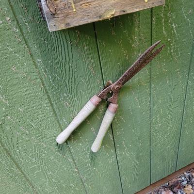 Rustic Metal and Wood Yard Art (S-EL)