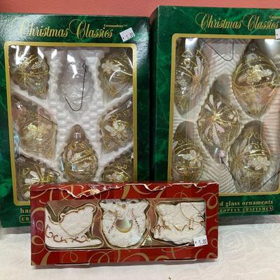 Sale Photo Thumbnail #160: Grouping of 5 sets of ceramic and glass ornaments