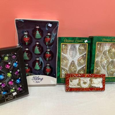 Sale Photo Thumbnail #158: Grouping of 5 sets of ceramic and glass ornaments