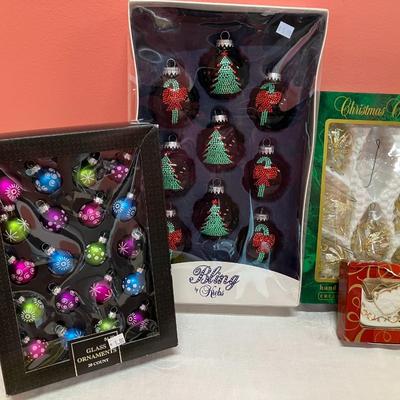 Sale Photo Thumbnail #159: Grouping of 5 sets of ceramic and glass ornaments