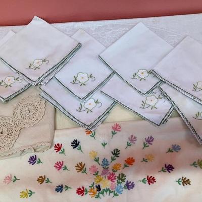 Sale Photo Thumbnail #266: Grouping of 2 pillow cases, bread basket liner, and 8 linen napkins