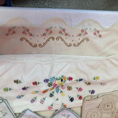 Sale Photo Thumbnail #265: Grouping of 2 pillow cases, bread basket liner, and 8 linen napkins