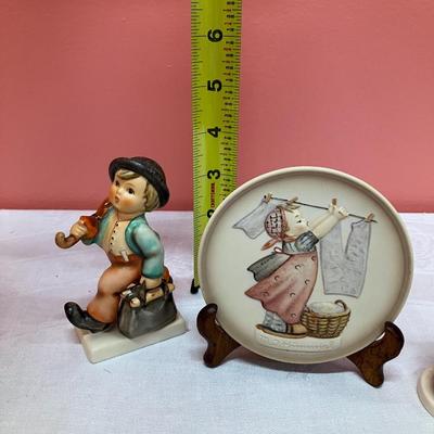 Sale Photo Thumbnail #272: Grouping of 3 small Hummel figurines and 1 small ceramic Hummel plate