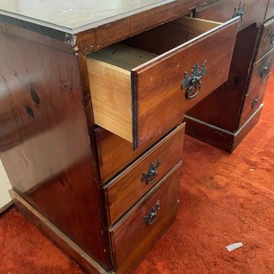 Pine keyhole student's desk
