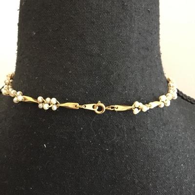Beautiful vintage faux pearl gold tone necklace very nice