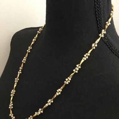 Beautiful vintage faux pearl gold tone necklace very nice
