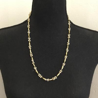 Beautiful vintage faux pearl gold tone necklace very nice