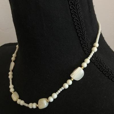 Beautiful vintage mother pearl necklace very beautiful