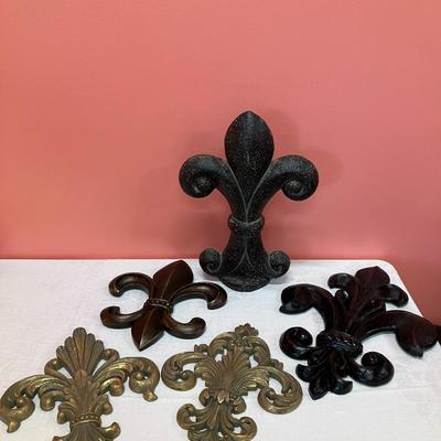 Sale Photo Thumbnail #277: Collection of 5 Fleur de lis decor pieces