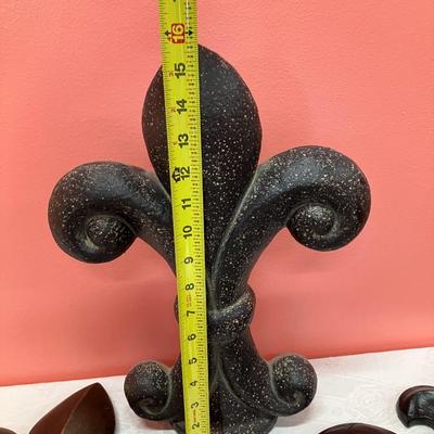 Sale Photo Thumbnail #278: Collection of 5 Fleur de lis decor pieces