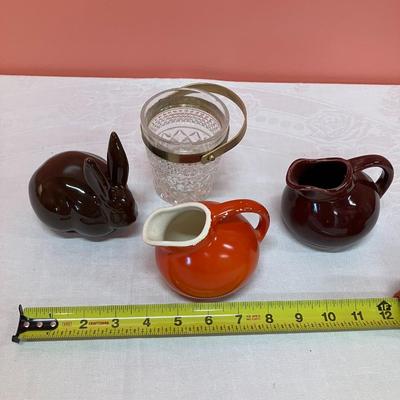 Sale Photo Thumbnail #281: Grouping of 4 small collectible ceramic/glass items