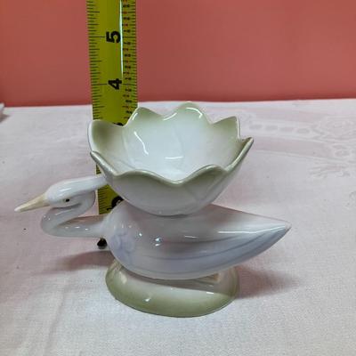 Sale Photo Thumbnail #289: Small Fitz & Floyd ceramic heron with lotus flower finger bowl