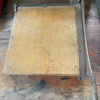Intento industrial paper cutter