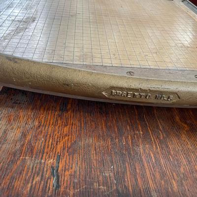 Intento industrial paper cutter