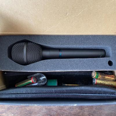 Mixed lot of hand-held microphones, untested