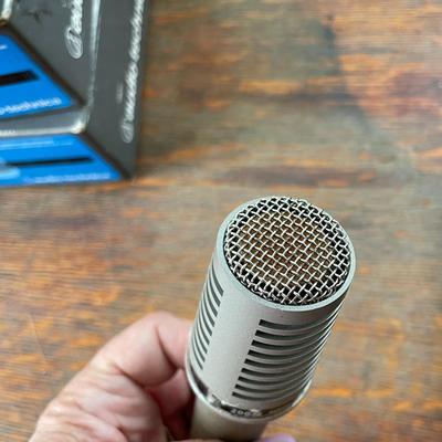 Mixed lot of hand-held microphones, untested