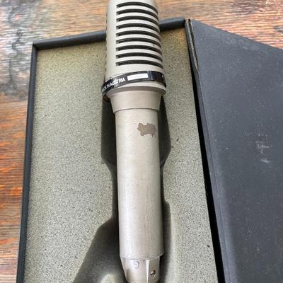Mixed lot of hand-held microphones, untested