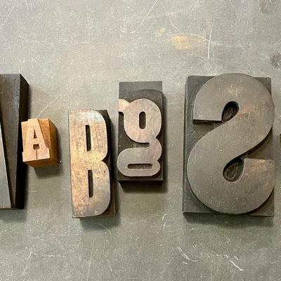 Mixed lot of vintage typesetting letters