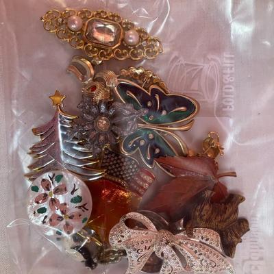 Sale Photo Thumbnail #414: Assorted Lot of vintage broaches