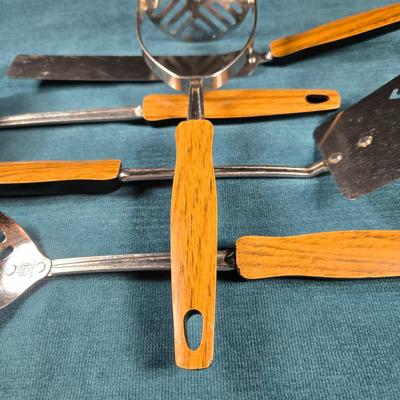 Sale Photo Thumbnail #606: This is a set of 5 Mid Century Modern kitchen utensils.  They are in very good condition for age and use.  The handles are plastic - top is a faux woodgrain, backside is black.  This is a nice addition for your Mid Century Kitchen.