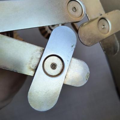 Folding metal candleholder