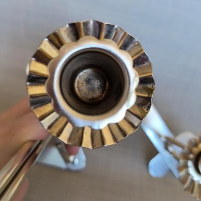 Folding metal candleholder