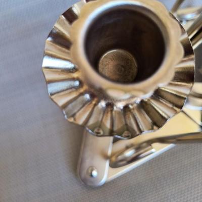 Folding metal candleholder