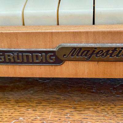 Vintage Grundig 3095 Majestic tube radio
